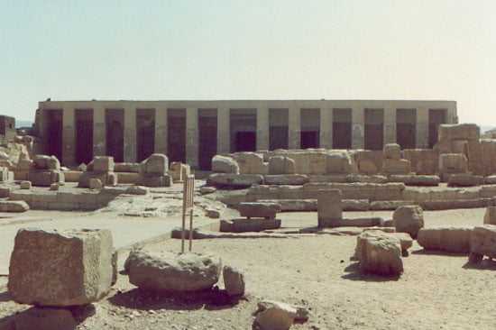 1. Kuil Abydos (Abydos Temple) 