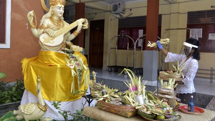 Ritual upacara adat bali saraswati