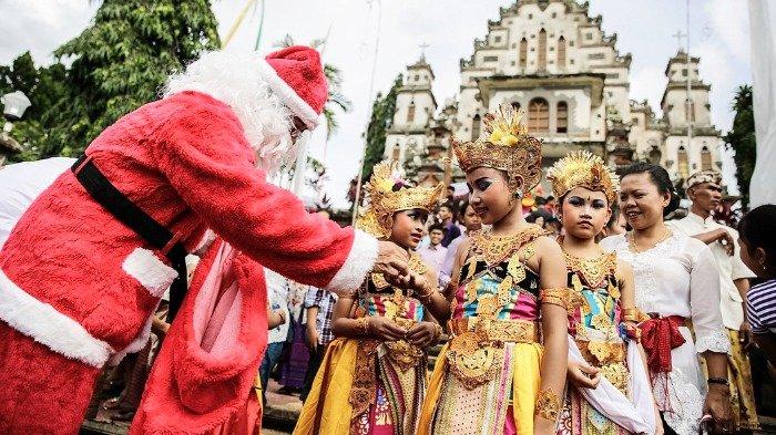 perayaan natal di indonesia ngejot dan penjor bali