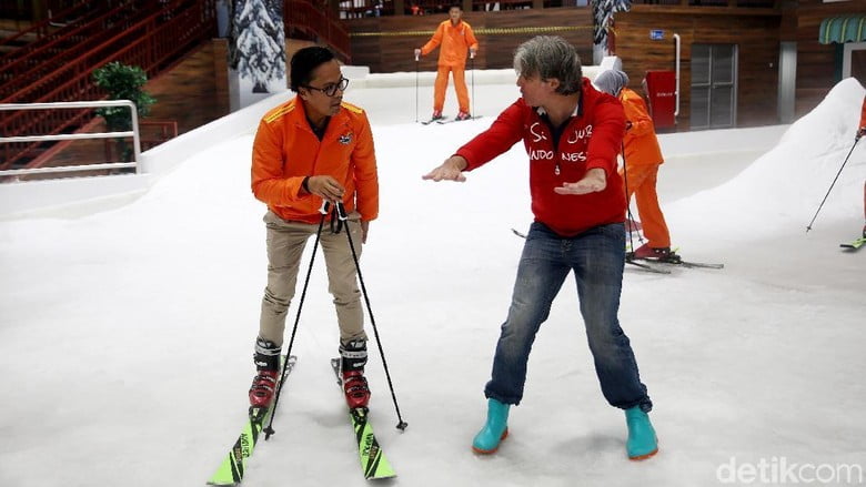 Trans Snow World Bekasi  Bermain ski