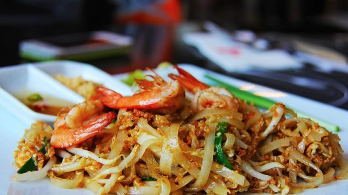 7 kuliner khas Thailand 5. Phad Thai