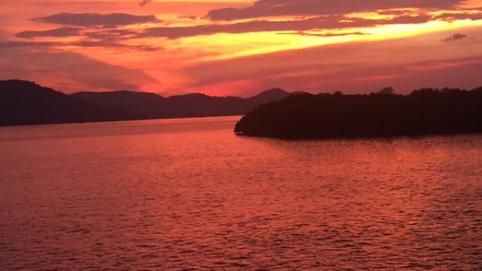 menikmati sunset di pulau komodo