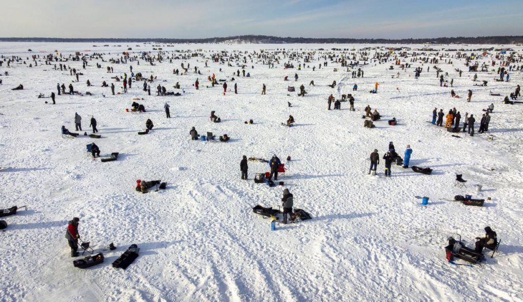 kegiatan saat musim dingin di Jepang Ice Fishing di Lake Akan