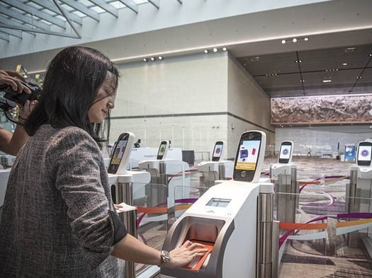 keuntungan e-paspor untuk wisata Bisa melewati autogate di bandara tanpa pemeriksaan imigrasi