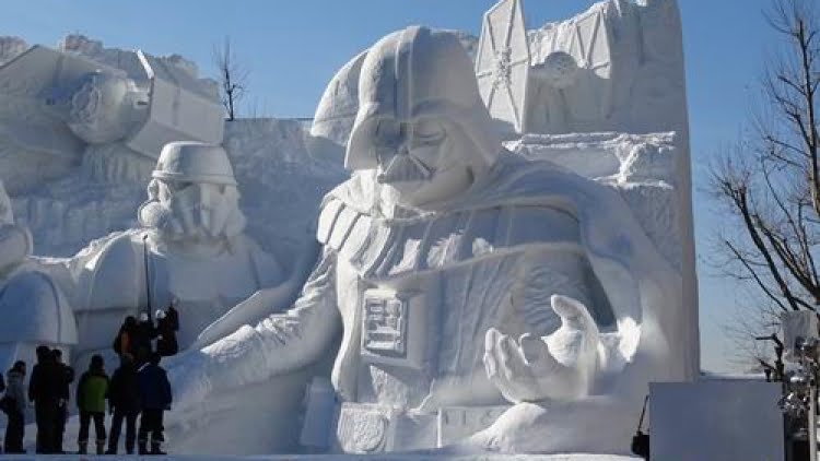 kegiatan saat musim dingin di Jepang. Melihat patung es raksasa di Sapporo Snow Festival