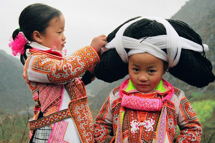 tradisi ekstrem agar cantik. Rambut bertanduk, China