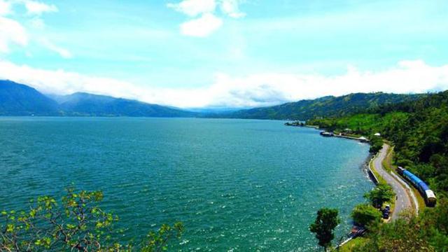 danau terindah di Indonesia Danau Maninjau