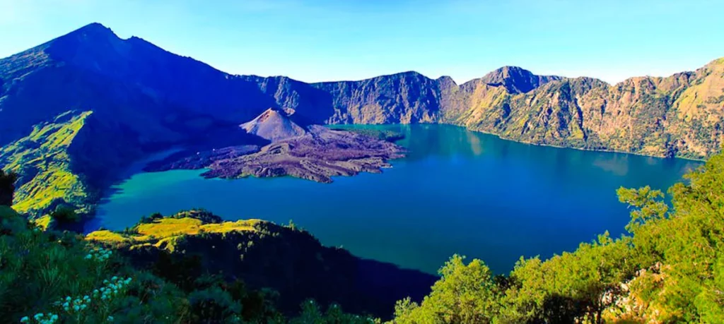 danau terindah di Indonesia Danau Segara Anak