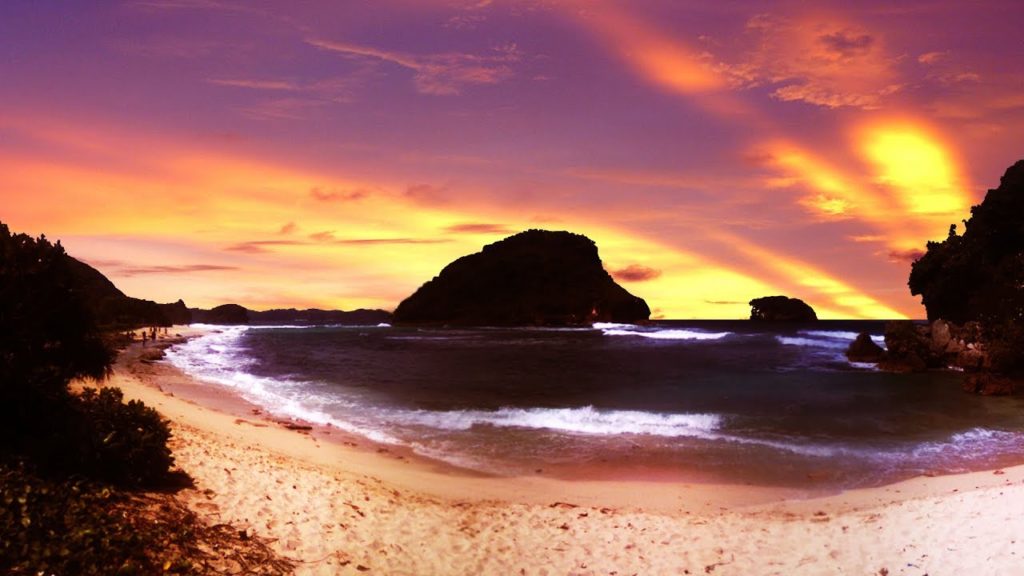 spot sunrise terbaik di malang. Pantai Goa Cina