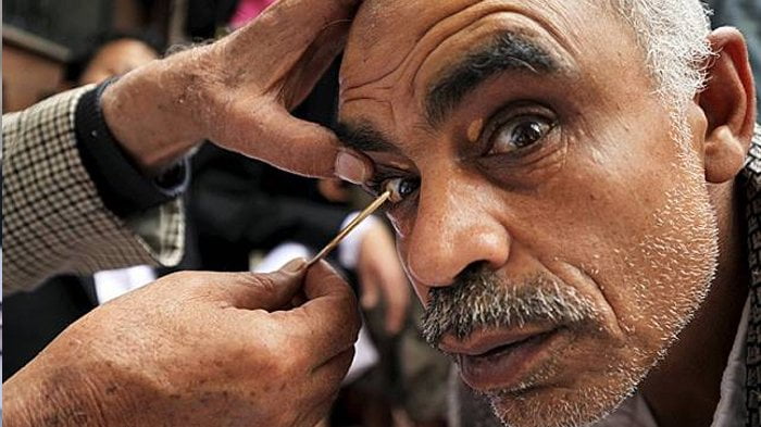 tradisi ramadan di india Pria menggunakan celak untuk menegaskan mata