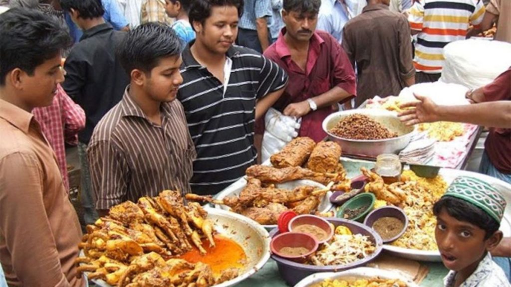 tradisi ramadan di india Menyajikan makanan khas untuk sahur dan berbuka