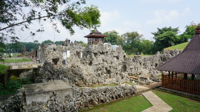 objek wisata cirebon Taman Sari Gua Sunyaragi 
