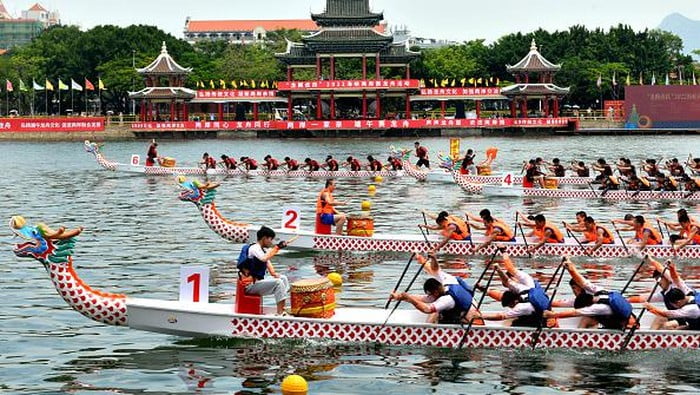 2. Dragon Boat Festival (Tiongkok)