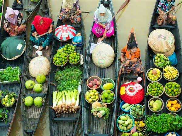 Naik perahu ke Pasar Terapung Banjarmasin