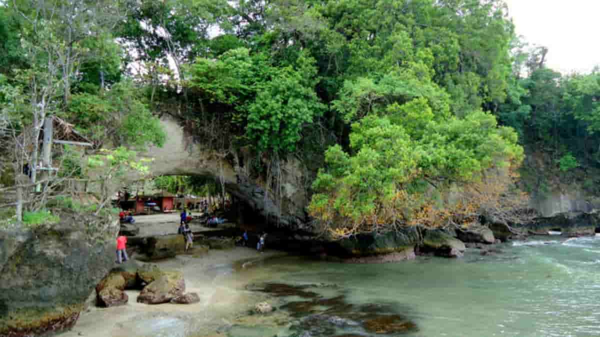 Pantai Karang Bolong Kebumen Daya Tarik Dan Harga Tiket