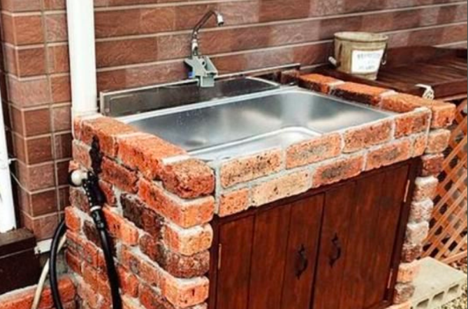 Tempat Cuci Piring Buatan Sendiri dari Bata dan Sink Aluminium