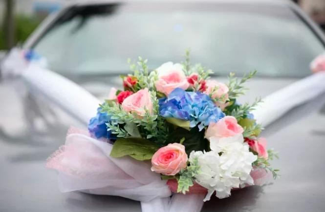 Hiasan Mobil Pengantin Memakai Bunga dan Pita