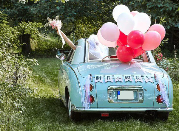 Mobil pengantin dengan balon