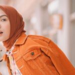 Perpaduan warna orange baju dengan hijab