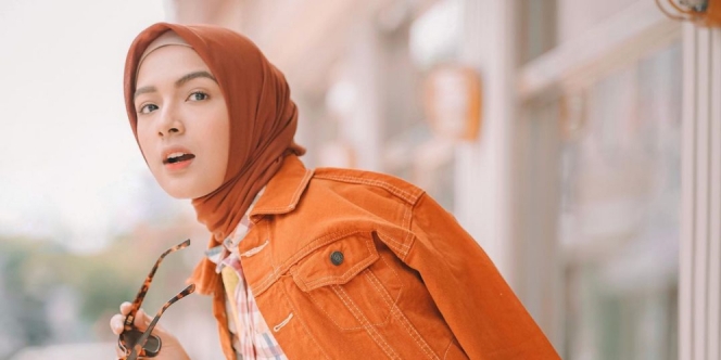 Perpaduan warna orange baju dengan hijab