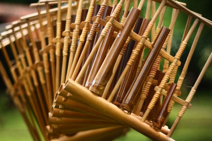 Angklung Adalah Alat Musik dari Bambu