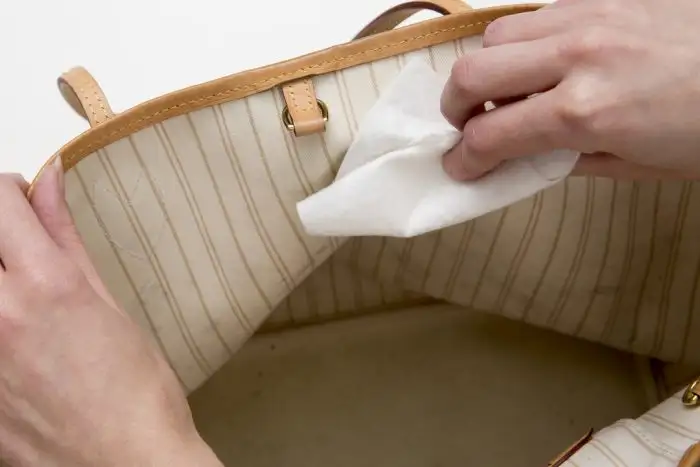 Cara membersihkan tas kulit