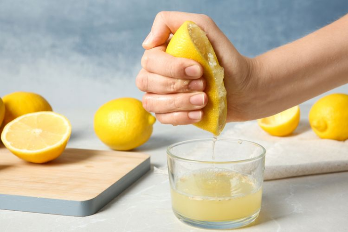 Cara Membersihkan Kaca yang Buram dengan Air Perasan Jeruk Lemon