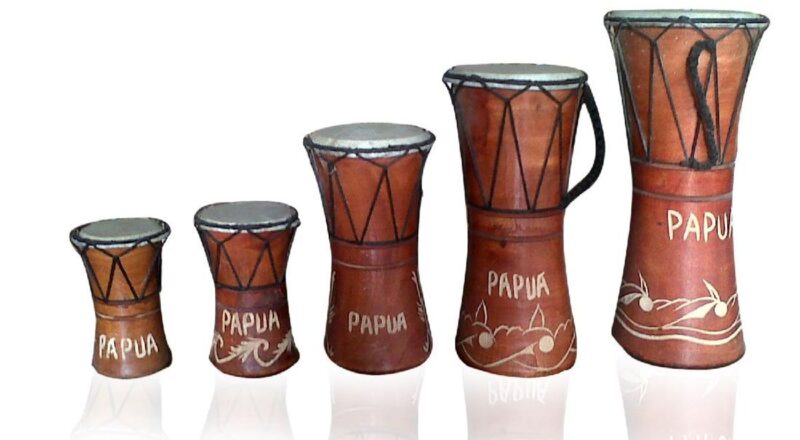 Papua – Cara Memainkan Alat Musik Tifa