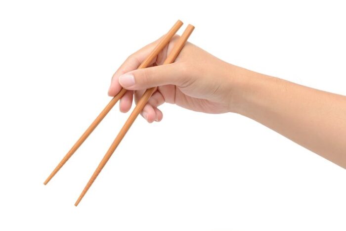 Cara pegang sumpit yang benar