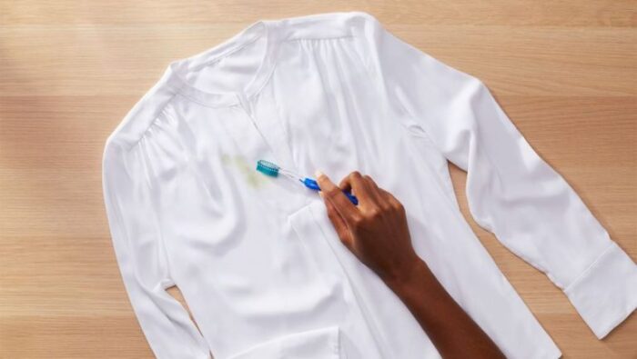 Cara menghilangkan luntur di baju putih 
