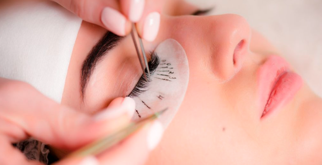 Cara Melepas Eyelash Extension dan Merawatnya dengan Benar