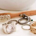 Cara Membersihkan Perhiasan Titanium Agar Tetap Kinclong