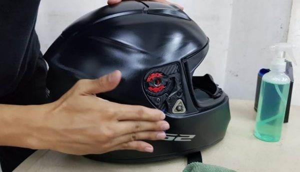 Cara Membersihkan Helm Doff
